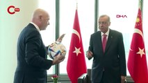 AKP'li Cumhurbaşkanı Erdoğan, FIFA Başkanı Infantino'nun hediye ettiği topa kafa attı: İşte o anlar