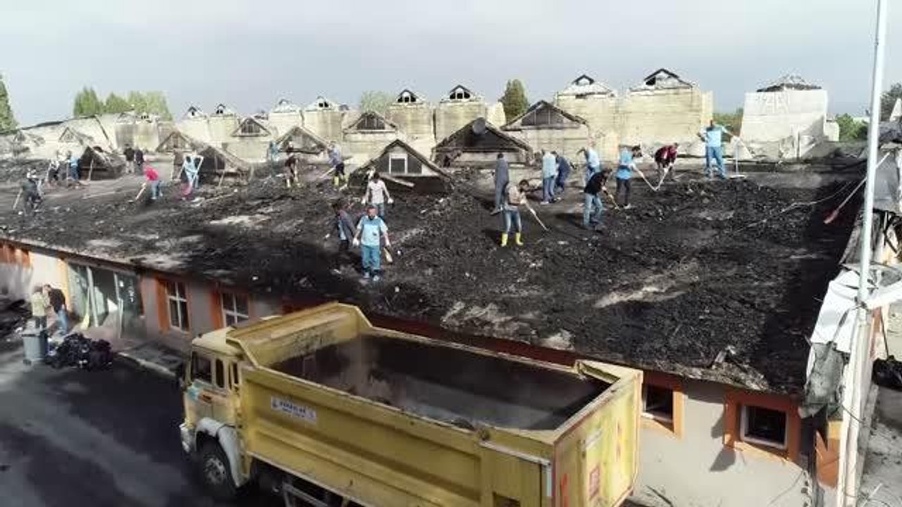 Son dakika haberleri | Atatürk Üniversitesi merkezi yemekhanesinde çıkan yangının ardından temizleme çalışmaları devam ediyor