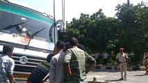 Bus Accident : डिवाइडर पर चढ़ी बस, यात्रियों में मचा हड़कम्प