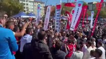 Ekrem İmamoğlu'na destek için adliyeye giden ancak içeri girmeleri engellenen vatandaşlar, Kartal'da Neyzen Tevfik Meydanı'nda: 