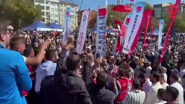 Ekrem İmamoğlu'na destek için adliyeye giden ancak içeri girmeleri engellenen vatandaşlar, Kartal'da Neyzen Tevfik Meydanı'nda: Çocuklar inanın, inanın çocuklar.