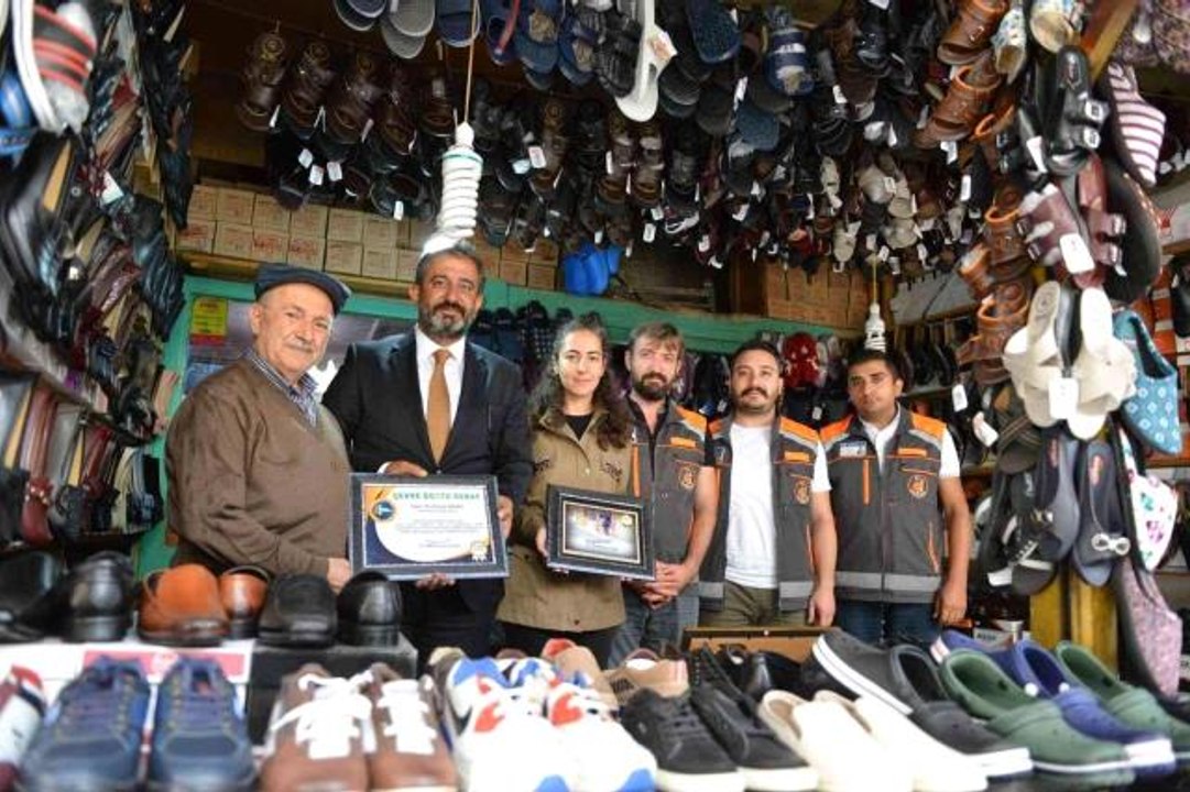 70 yıldır, her gün dükkanının önünü süpüren esnafa teşekkür belgesi teşekkür belgesi