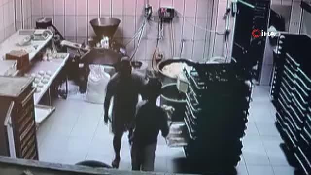 Üvey baba dehşeti kamerada... Vicdansız baba, üvey oğlunu tekme tokat böyle dövdü