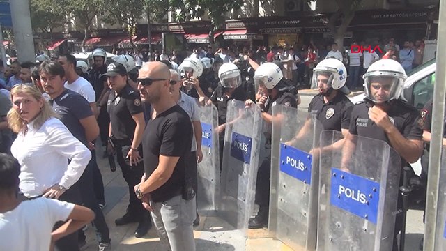 Polisin kaçak telefon satan iş yerlerine yaptığı baskında gerginlik yaşandı