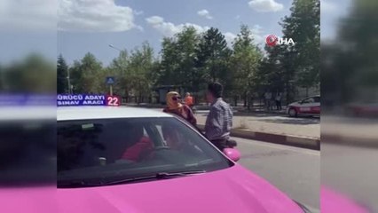 9 kez ehliyet sınavına girdi... Sınavı kazanınca gözyaşlarını tutamadı