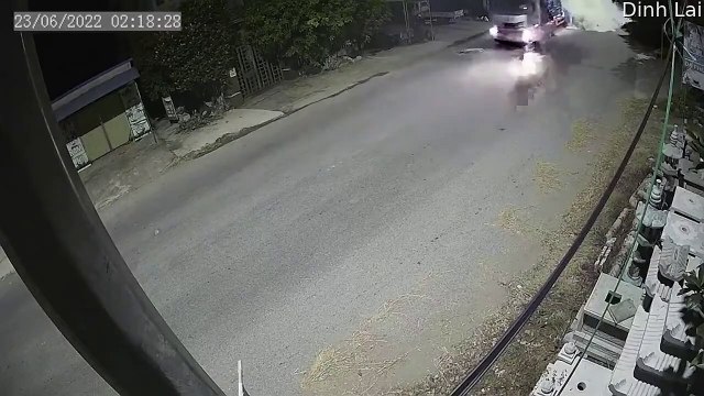 Des tonnes de mastic mural tombent du camion - Buzz Buddy