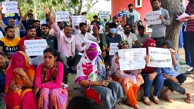 स्कूल व्याख्याता भर्ती परीक्षा की विसंगति दूर करने की मांग , शहीद स्मारक पर जुटे बेरोजगार