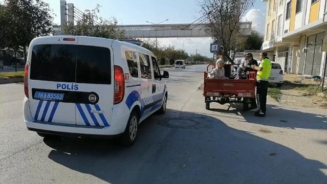 ARACI TRAFİKTEN MENEDİLEN SÜRÜCÜNÜN ÇOCUĞU, POLİS OTOSUYLA HASTANEYE GÖTÜRÜLDÜ