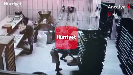 Vicdansız baba, üvey oğlunu tekme tokat böyle dövdü