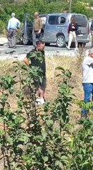 Son dakika haberi! Hafif ticari araçla çarpışan otomobil şarampole yuvarlandı: 1 ölü, 2 yaralı