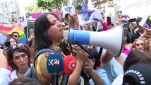 İranlı kadınlar başkonsolosluk önünde saçlarını kesti