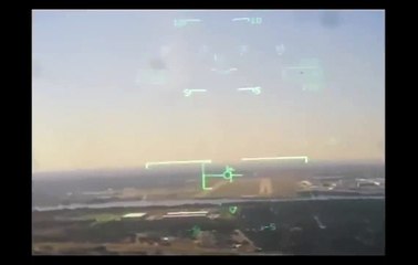 Un avion militaire se crashe dans une zone pavillonnaire après avoir été percuté par un oiseau