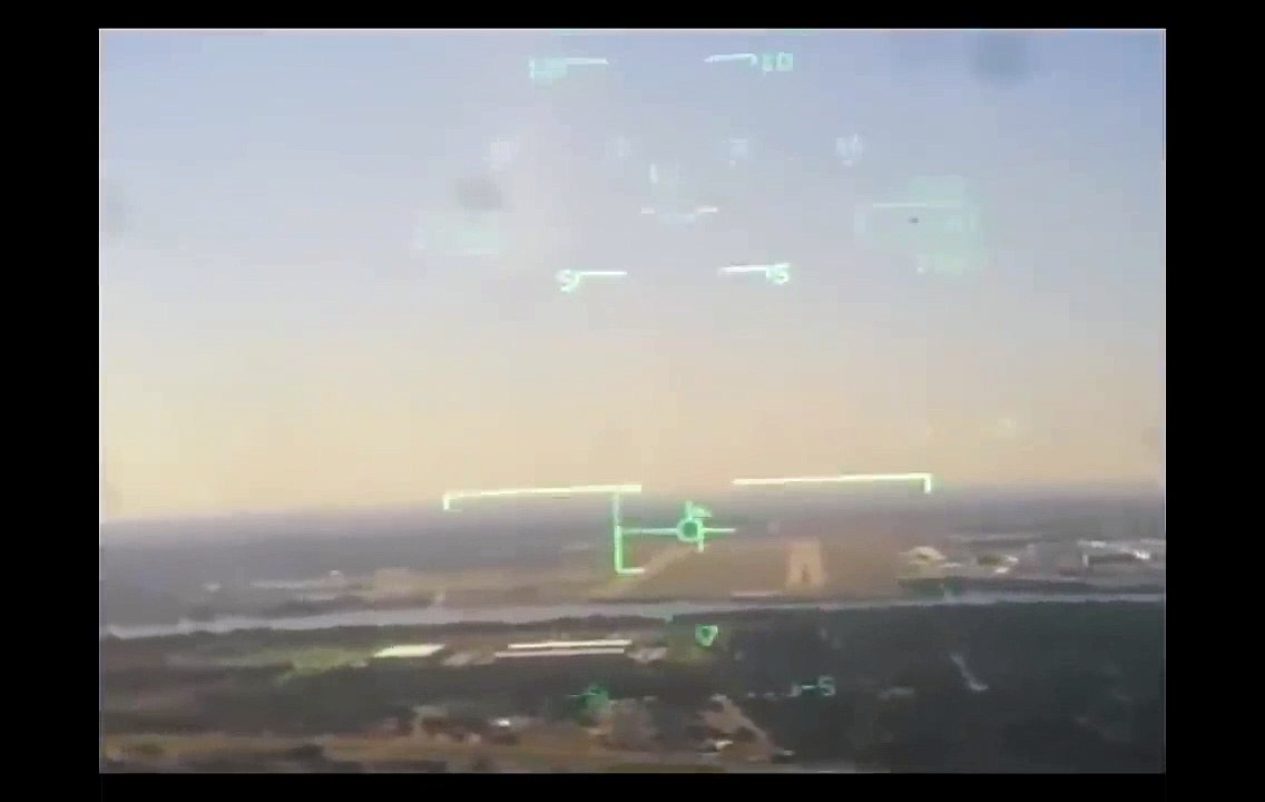 Un avion militaire se crashe dans une zone pavillonnaire après avoir été percuté par un oiseau