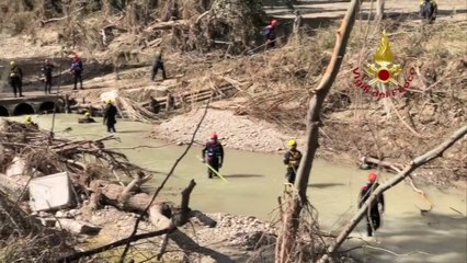 Скачать видео: Maltempo nelle Marche, sommozzatori cercano dispersi nel fiume Nevola