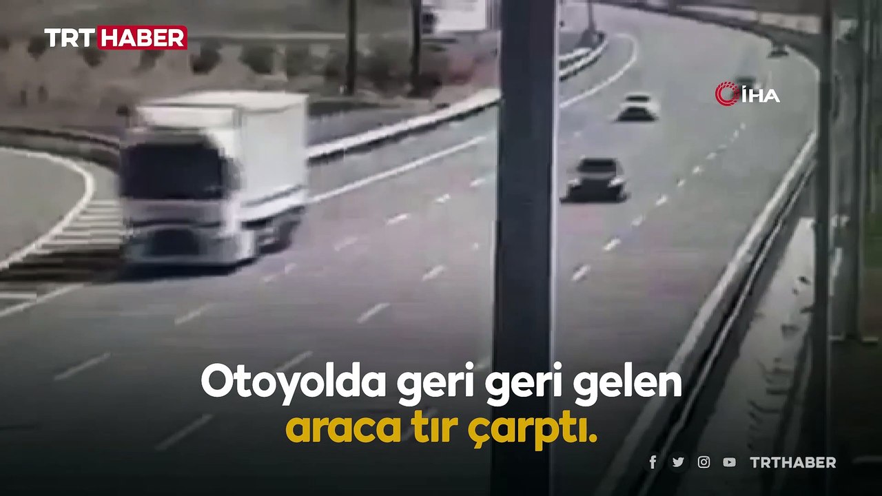 Otoyolda geri manevra yapan otomobile tır çarptı