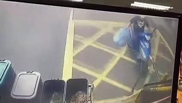 Il a raté le passage des éboueurs et tente de rattraper le camion poubelle en scooter