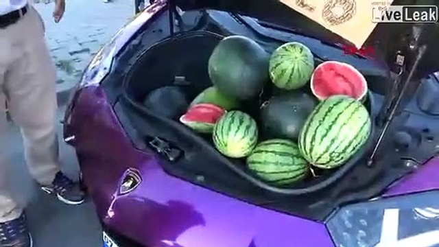 Il vend des pastèques dans sa Lamborghini... bizarre