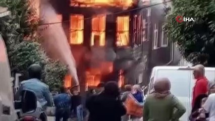 Beykoz’da 2 katlı ahşap bina alevlere teslim oldu