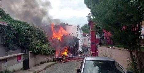 Son dakika haberleri | Beykoz'da 2 katlı ahşap bina alevlere teslim oldu: 2 yaralı
