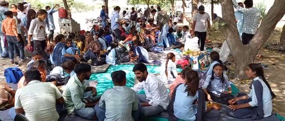 50 किमी पैदल मार्च करने पर झुकी सरकार, शिक्षकों के रिक्त पद भरकर किया समझौता