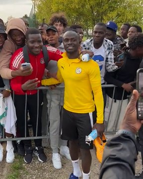 جماهير السنغال تستقبل البطل القومي ساديو ماني عقب انضمامه للمنتخب