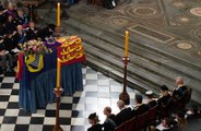 Homem que tentou puxar bandeira do caixão da rainha queria 'ver se ela estava morta'