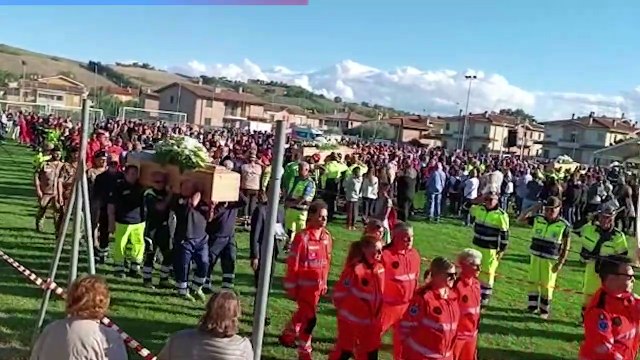 Alluvione Marche, funerali a Ostra. L'entrata nel campetto delle bare