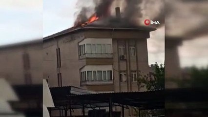 3 katlı binanın çatı katında yangın