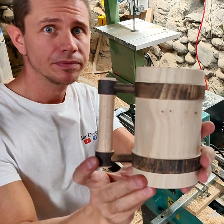 Cédric, tourneur sur bois, nous confectionne une pinte à bière originale