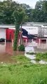 Camiones nadan en predio por intensas lluvias