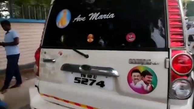 திருச்சி திருவெறும்பூர் அருகே தாறுமாறாக வந்த கார் மோதியதில் 7 பேர் காயம்.