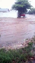 Temporal chega com força em Altônia e causa alagamentos e destelhamentos de casas