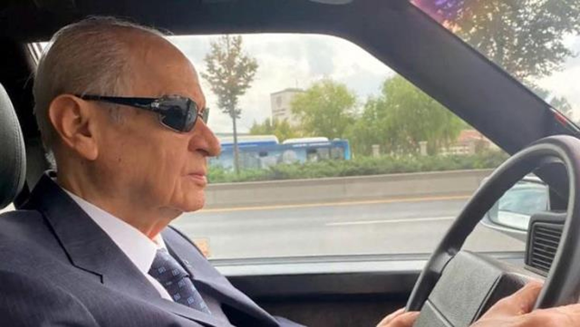 MHP lideri Bahçeli klasik arabasıyla Ankara'yı turladı, dinlediği şarkı da  bomba - Dailymotion Video