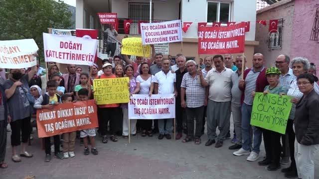 Taş ocağı yapılmasını istemeyen mahalle sakinlerinden eylem