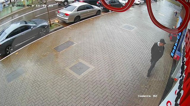 Câmera de monitoramento flagra furto de bicicleta na Av. Brasil, no Centro