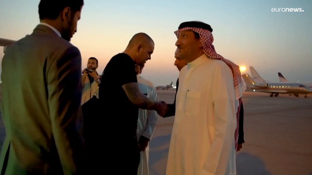 شاهد: أمريكيان ومغربي و5 بريطانيين ضمن 10 أسرى حرب نقلوا من روسيا إلى السعودية
