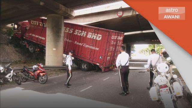 Kemalangan | Treler terjunam dari atas lebuh raya