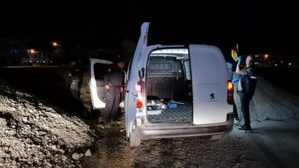 ÇALDIKLARI KARGO ARACINI 80 KİLOMETRE SONRA BIRAKIP, PAKETLERİ ALIP KAÇTILAR