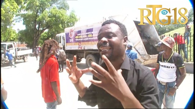 Plizyè militan tanmen yon inisyativ netwaye ak depoze jèb flè devan moniman Jn-Jacques Dessalines