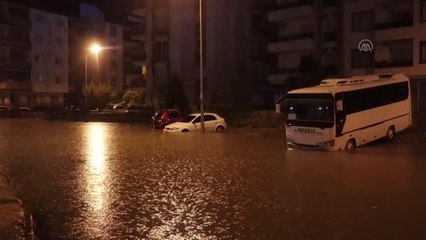 Fırtına ve sağanak nedeniyle ev, iş yeri ve alt geçitleri su bastı