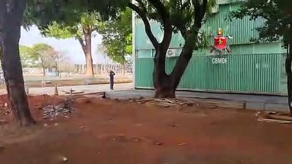 Trabalhador fica pendurado na fachada do Ministério da Ciência e Tecnologia