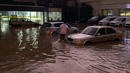 Osmaniye’de araçlar suya gömüldü
