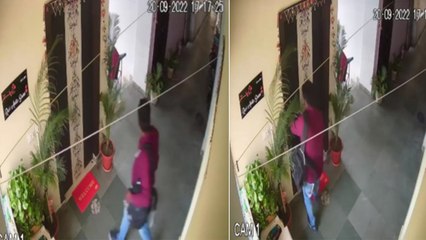मैनेजर की पत्नी के मंदिर जाते ही दरवाजा खुला देख फ्लैट में घुसा चोर, जेवर और नकदी किए चोरी