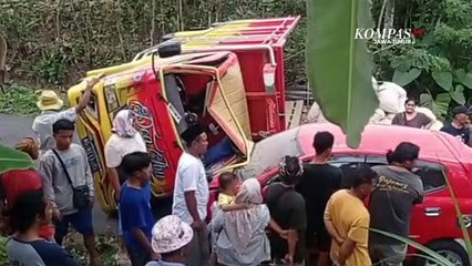 Gagal Nanjak , Truk Muat Pakan Ayam Terguling Timpa Mobil di Blitar