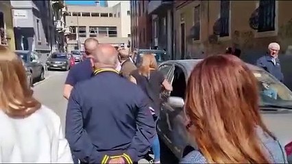 Romano La Russa, consejero de Giorgia Meloni, realiza el saludo fascista en un funeral.