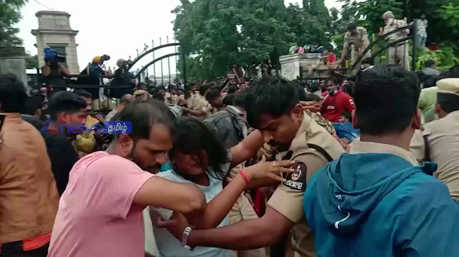 ஐதராபாத் கிரிகெட் ஸ்டேடியத்தில் கூட்ட நெரிசல்:  போலீசார் நடத்திய தடியடியில் ஒருவர் உயிரிழப்பு 