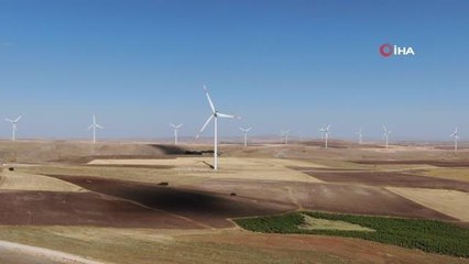 Rüzgar gülü pervanelerinin ilçeden geçişi şaşkınlığa neden oldu