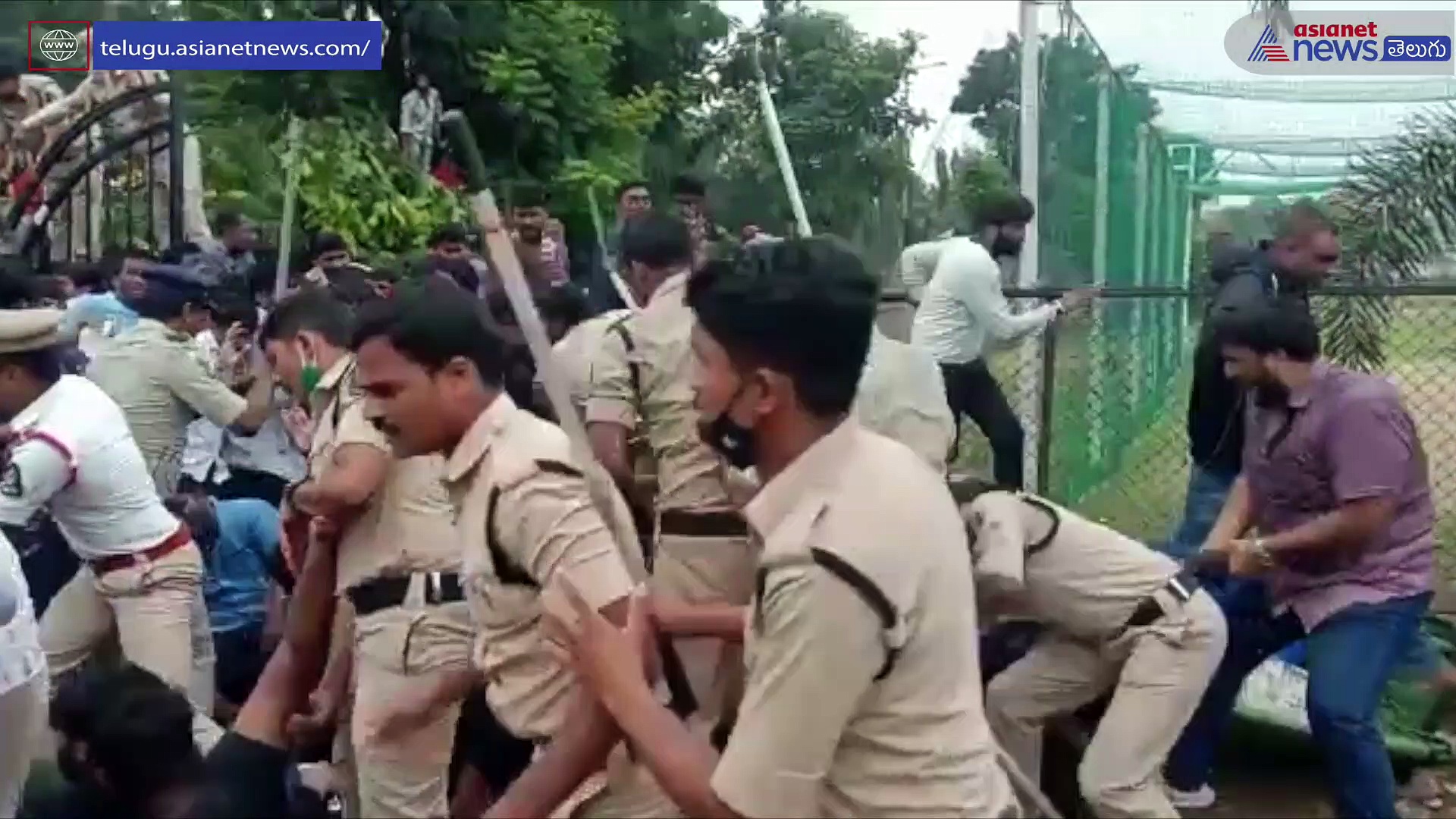 హైదరాబాద్ టీ20 టికెట్ల లొల్లి... అభిమానులపై పోలీసులు లాఠీ చార్జ్ 