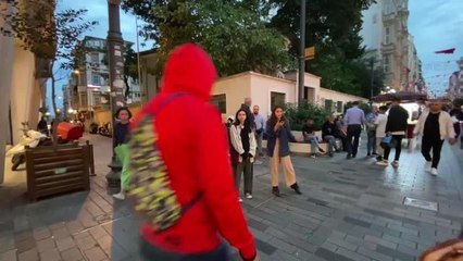 Son Dakika | Kadınlar, Masha Amini'nin Ölümünü Taksim'de Saçlarını Keserek Protesto Etti