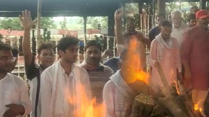 Raju Srivastava Antim Sanskar में Fans ने लगाए ये नारे ,Video Viral |Boldsky*Entertainment